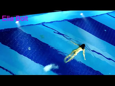 ❤️ Δεν μπορώ να σταματήσω να βλέπω, νεαρή ξανθιά που πιάστηκε να κολυμπάει γυμνή στην πισίνα του θέρετρου ELLA BOLT ❤ Γαμημένο βίντεο ❌️