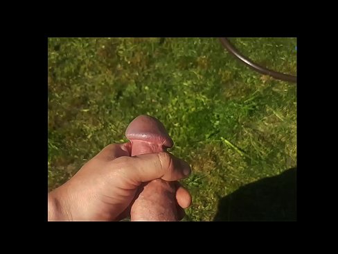 ❤️ Hot hottie γροθιά ροζ μουνί της και cumming με ένα squirt στον κήπο του καλοκαιριού ❤ Γαμημένο βίντεο ❌️