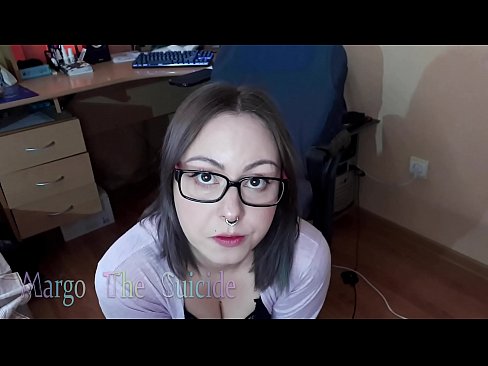 ❤️ Σέξι κορίτσι με γυαλιά πιπιλίζει Dildo βαθιά στην κάμερα ❤ Γαμημένο βίντεο ❌️