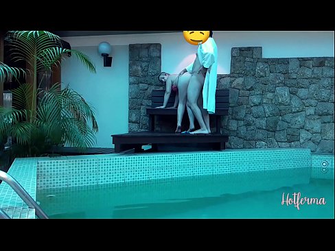 ❤️ Το αφεντικό προσκαλεί την υπηρέτρια στην πισίνα, αλλά δεν μπορεί να αντισταθεί σε μια καυτή ❤ Γαμημένο βίντεο ❌️