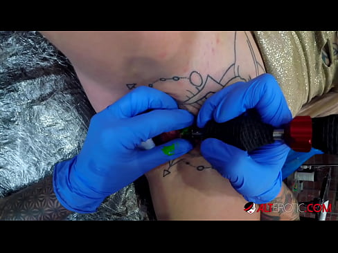 ❤️ Εξαιρετικά τατουάζ hottie Sully Savage έχει ένα τατουάζ στην κλειτορίδα της ❤ Γαμημένο βίντεο ❌️